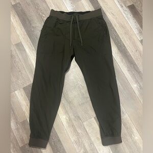 Lululemon men’s ABC jogger shorter length. Army green. 28 inch inseam.